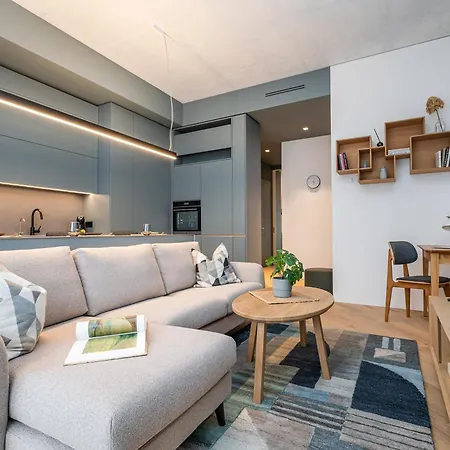 Cohost I Garage Parking Included, Spacious, Lovely W-balcony At Paupys Апартаменти
