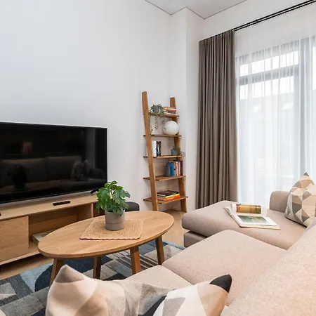 Apartment Cohost I Garage Parking Included, Spacious, Lovely W-balcony At Paupys